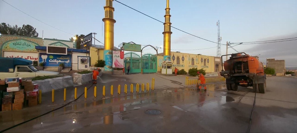 نظافت و شستوشوی مسیر راهپیمایی جاماندگان اربعین توسط شهرداری بجنورد
